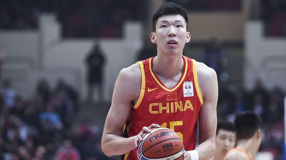 承接上集，笔记的奥秘被“夺宝团”一一解开之际，活舆图也因庇护兄弟身受重伤。危机四伏之时，一名神秘白叟带来的讯息竟让团队世人各奔前程，黑水帮众匪倾巢而出，勒迫夺宝团领路进进“凤凰宝躲”，而这洞中宝贝的真脸孔逐步浮出……